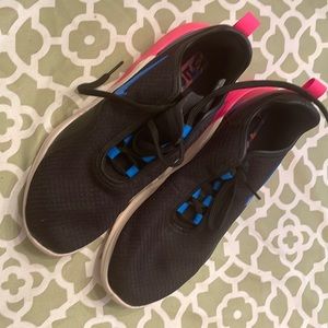 Nike Air Max Motion 2
Black Hyper Pink (W)